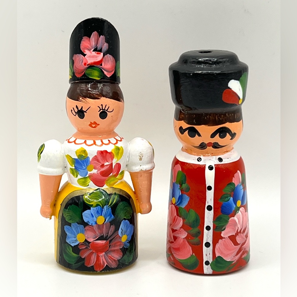 Vintage Hungarian Handpainted Wooden Salt & Pepper Shakers Folk Art Budapest 3"